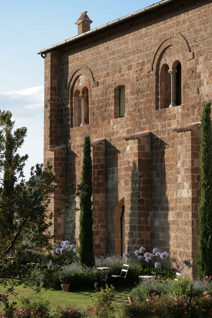 Un palazzo immerso nel verde, caratterizzato da dettagli architettonici e giardini ben mantenuti.