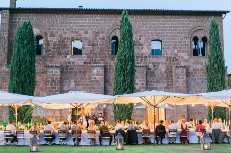 Cena semplice in un ambiente esterno, circondati da un antico palazzo.