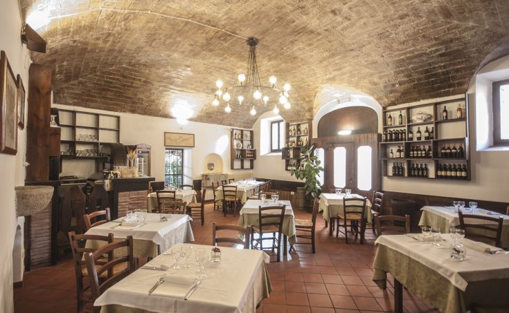 Restaurant accueillant avec des plafonds voûtés, parfait pour déguster des plats traditionnels dans une ambiance intime.