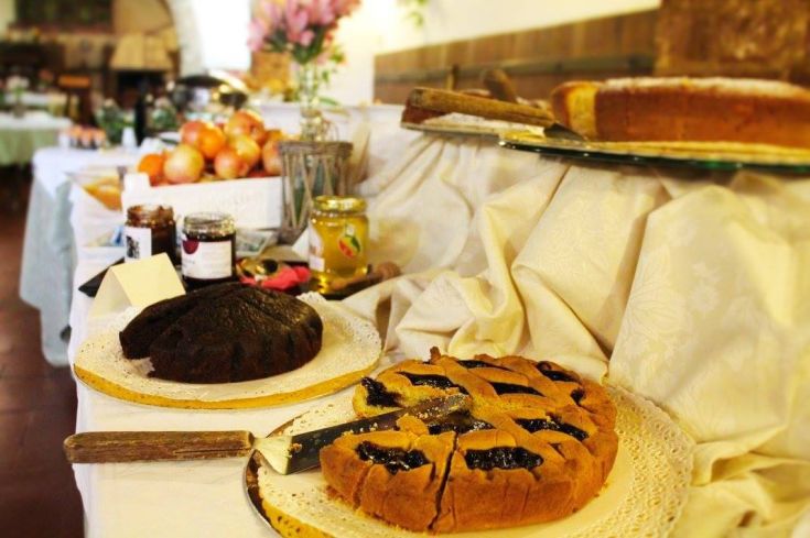 Desserts frais avec des confitures et des fruits sur une table bien dressée.