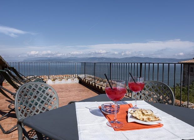 Cocktails rafraîchissants et vues sur le lac, idéaux pour des moments de tranquillité.