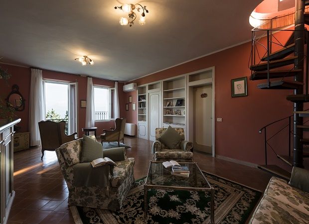 Salon confortable avec un mobilier simple, caractérisé par un éclairage chaud et une atmosphère paisible.