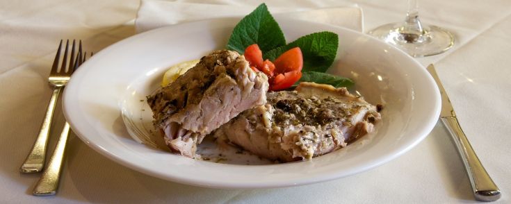 Un plat traditionnel composé de tomates fraîches et de feuilles de menthe, parfait pour les amateurs de cuisine locale.