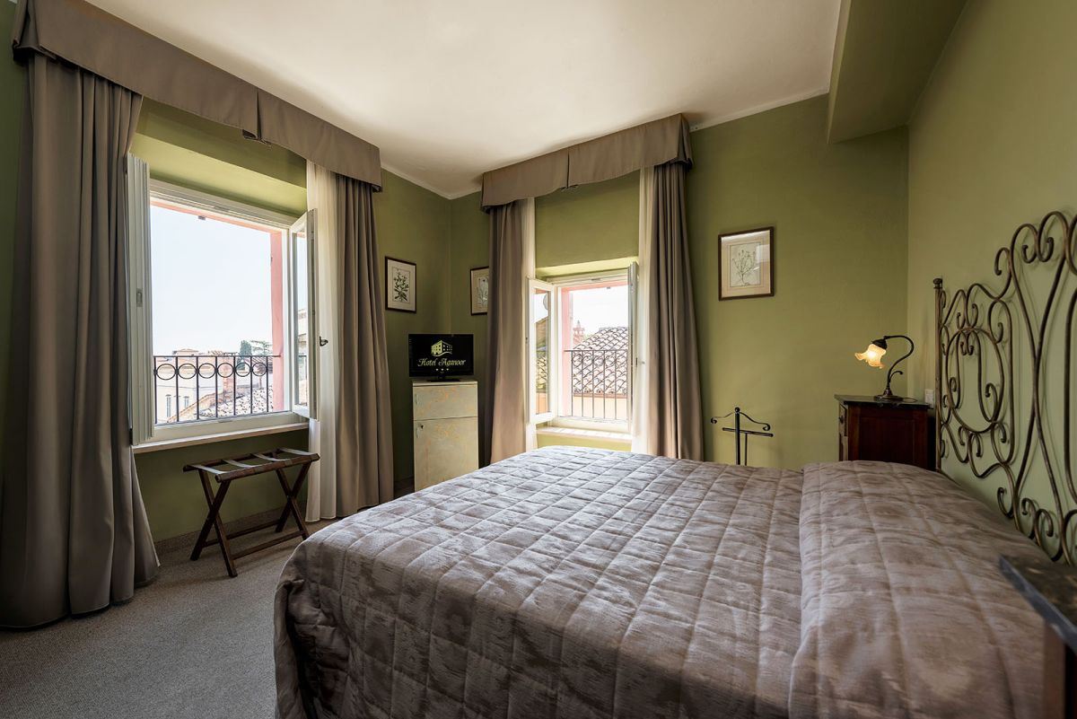 Camera confortevole dell'Hotel Aganoor, con panorama sul verde e servizi per un soggiorno tranquillo.