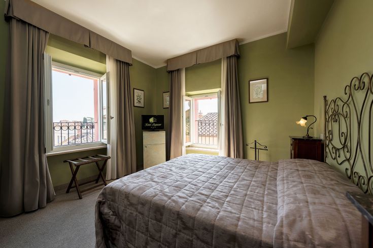 Chambre confortable à l'Hôtel Aganoor, avec vue sur la verdure et services pour un séjour paisible.