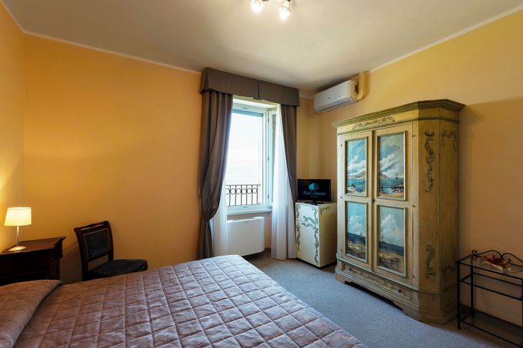 Chambre chaleureuse avec des détails vintage et vue sur le lac, idéale pour un séjour paisible.