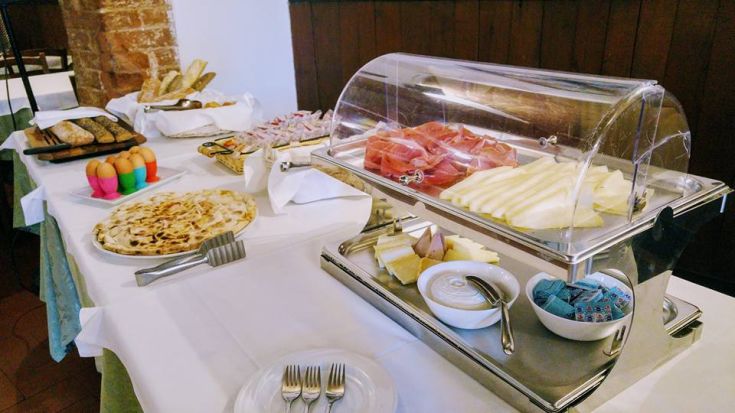 Un buffet de petit-déjeuner avec un assortiment de charcuteries, fromages et pâtisseries pour bien commencer la journée.
