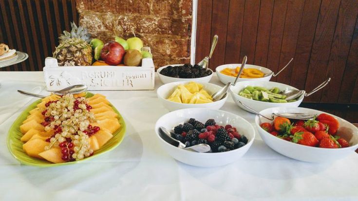 Une sélection de fruits frais disposés sur une table, parfaite pour un petit-déjeuner léger et nutritif.