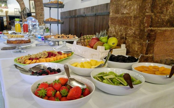 Un mélange de fruits frais et de douceurs servi dans un cadre rustique et accueillant.