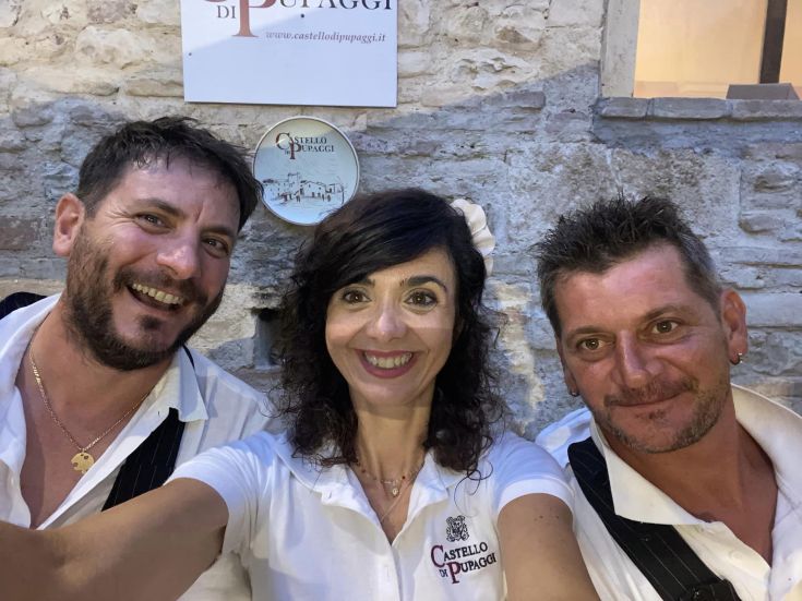 Ein Moment der Zusammenkunft im Palazzo di Pupaggi in Umbrien, umgeben von einer ruhigen Umgebung.