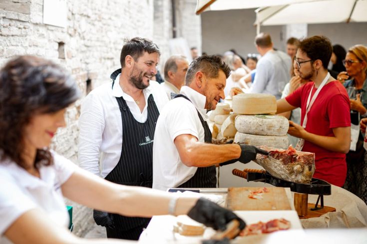 Ein lebhafter Markt, auf dem Experten typische Gerichte und lokale Produkte aus Umbrien zubereiten.