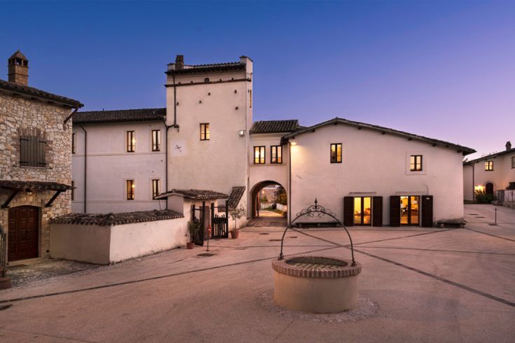 Eine Ferienunterkunft in historischer Umgebung, umgeben von Hügeln und der typischen Natur Umbriens.