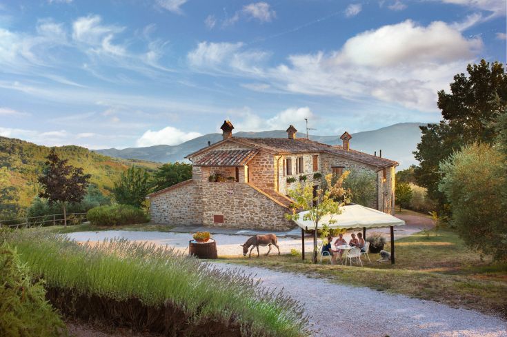 Une villa entourée de collines, nichée dans un environnement paisible et accueillant.