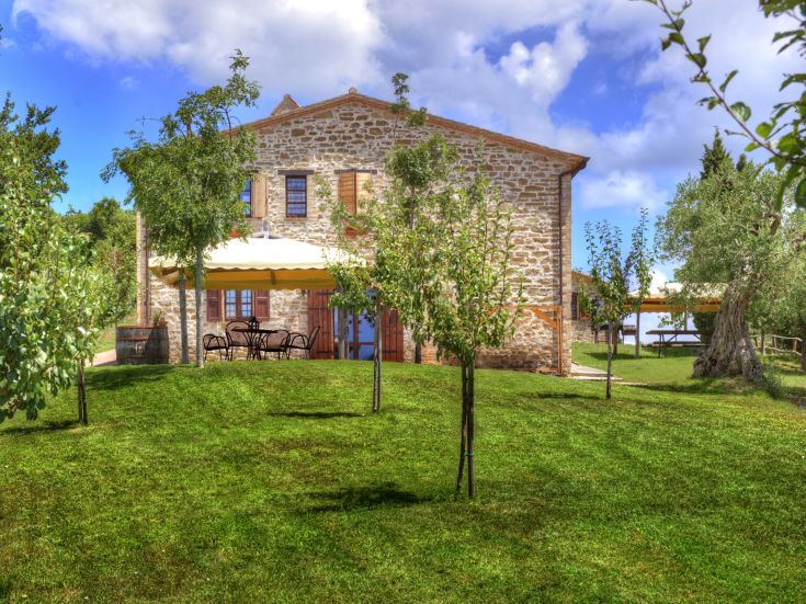 Un agritourisme situé sur une colline, immergé dans la nature, idéal pour une pause tranquille.