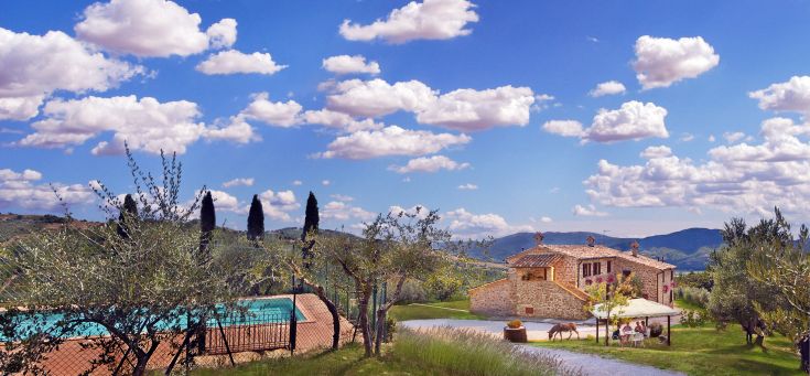 Un agriturismo bien entretenu entouré de verdure, doté d'une piscine et offrant une vue sur le paysage environnant.