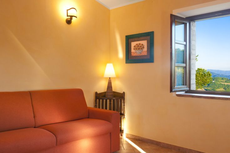 Un salon lumineux et accueillant, décoré de manière simple et fonctionnelle.