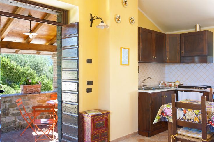 Intérieur d'un appartement confortable avec une cuisine et une salle à manger bien agencées.