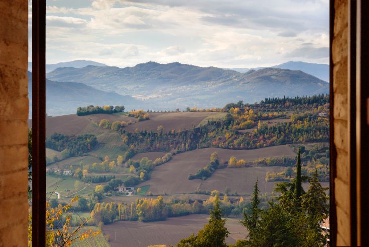 Vue du paysage ombrien avec des collines douces et des teintes d'automne.
