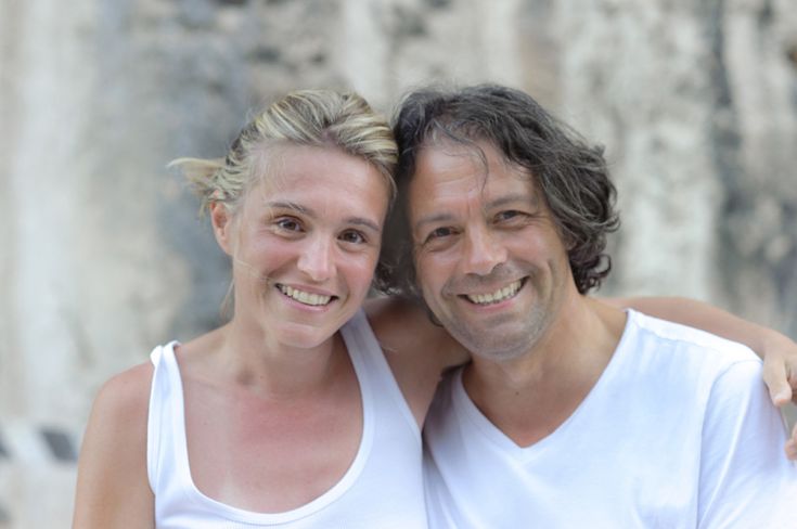 Un couple heureux sourit dans un environnement lumineux et confortable.