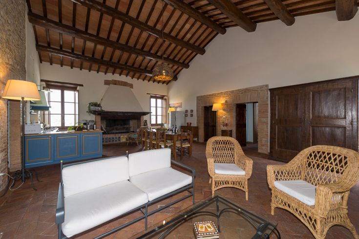 Cozy rustic living room with a fireplace and wooden furniture, ideal for relaxing moments.