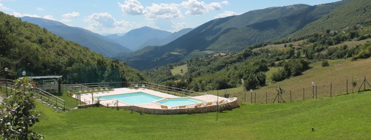 Ferme avec piscine et jacuzzi, nichée dans un cadre montagneux au cœur de la nature.