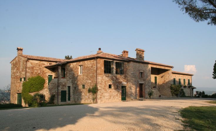 Un edificio in pietra immerso nel verde, perfetto per una sosta rilassante nella natura.