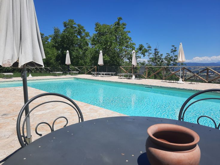 Una piscina trasparente immersa nella natura, perfetta per godere di momenti di relax all'aria aperta.