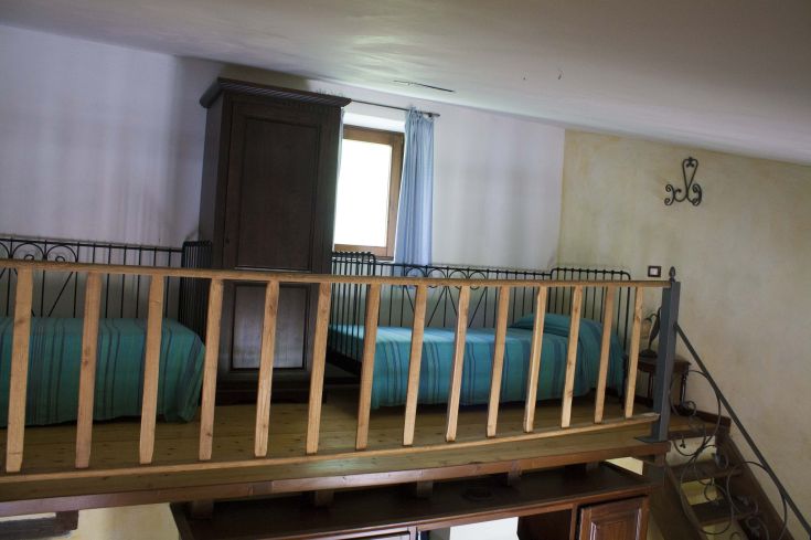 Chambre simple avec lits superposés, idéale pour un séjour paisible au cœur de la nature.