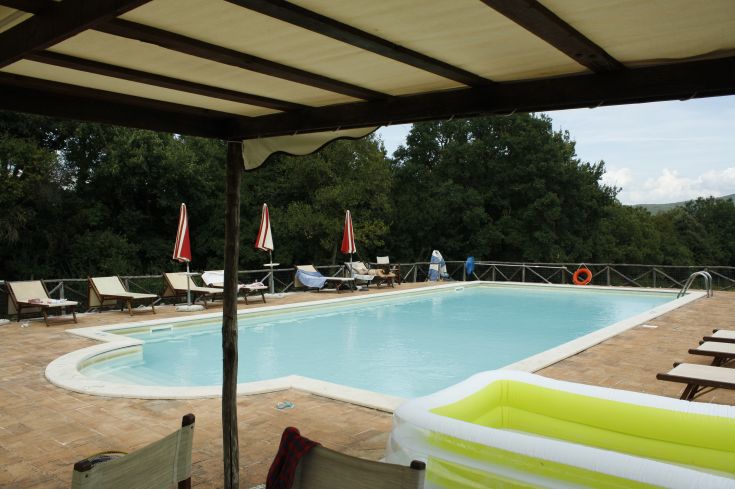 Moments de tranquillité près de la piscine du palais Roccobasso, entourée d'un jardin soigné et luxuriant.