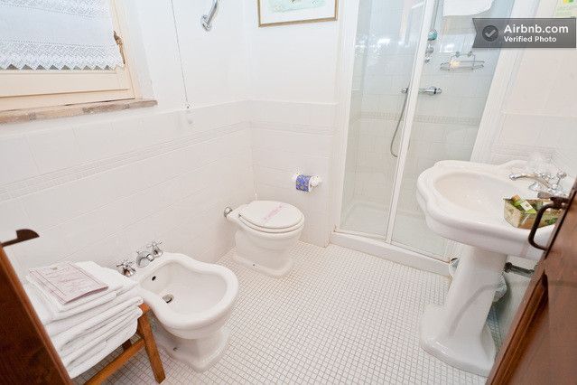 Badezimmer einer Herberge mit schlichten, funktionalen Möbeln in einer einladenden und gepflegten Umgebung.