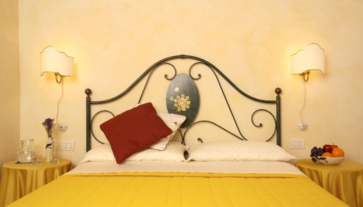 Einfaches Zimmer mit einem Doppelbett und klassischen Decorations.