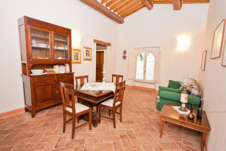 Heller Wohnraum mit klassischer Möbeln und schlichter Dekoration, ideal zum Entspannen.