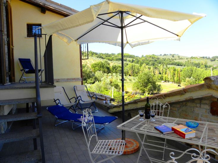 A relaxing area with a view of the Umbrian countryside, ideal for peaceful moments.