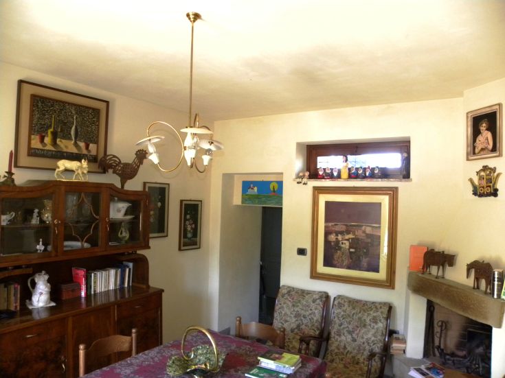 Cozy living room with simple and practical furnishings. A space perfect for relaxation and moments with friends.