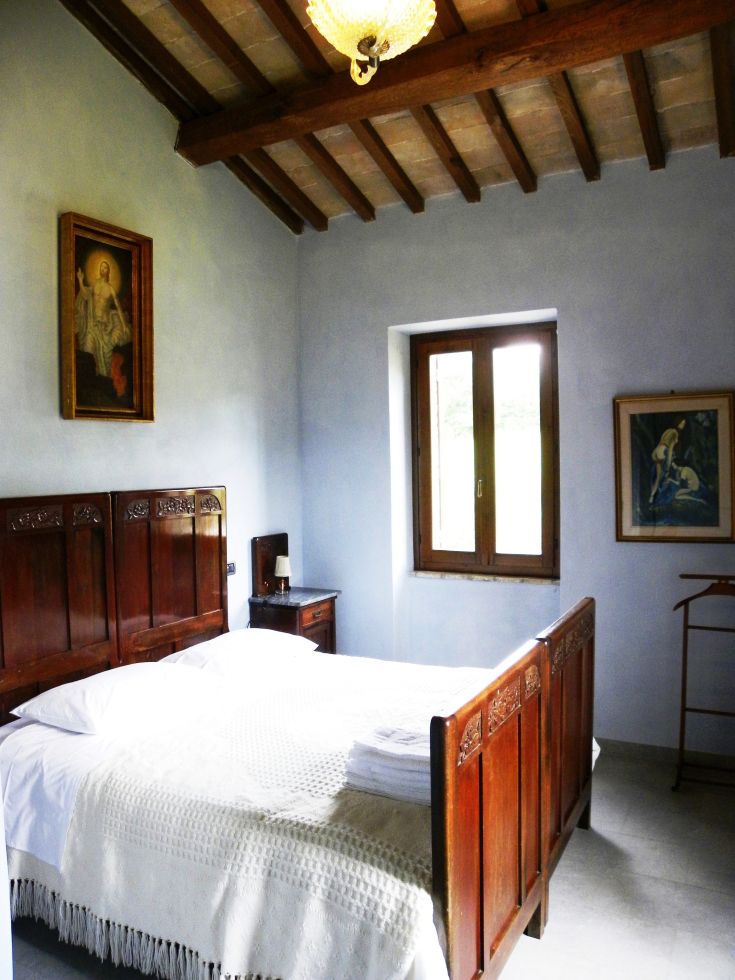 Cozy room with wooden furniture and natural light, ideal for moments of tranquility.