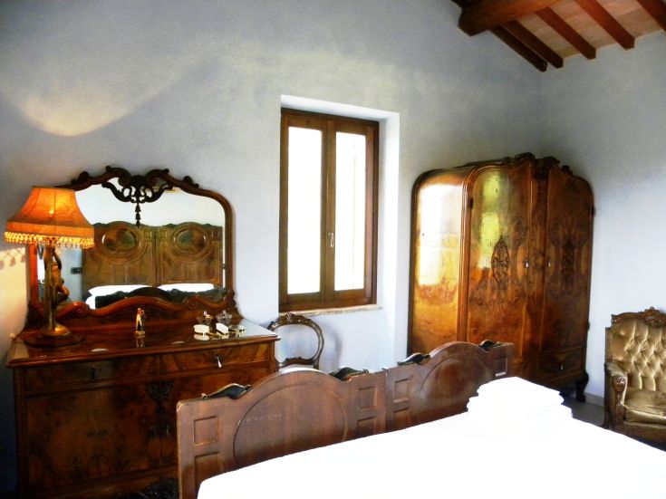 Cozy room with classic furniture, designed for a welcoming and relaxed atmosphere.