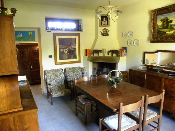 A cozy living room in a stone house in Umbria, designed for comfort and relaxation.