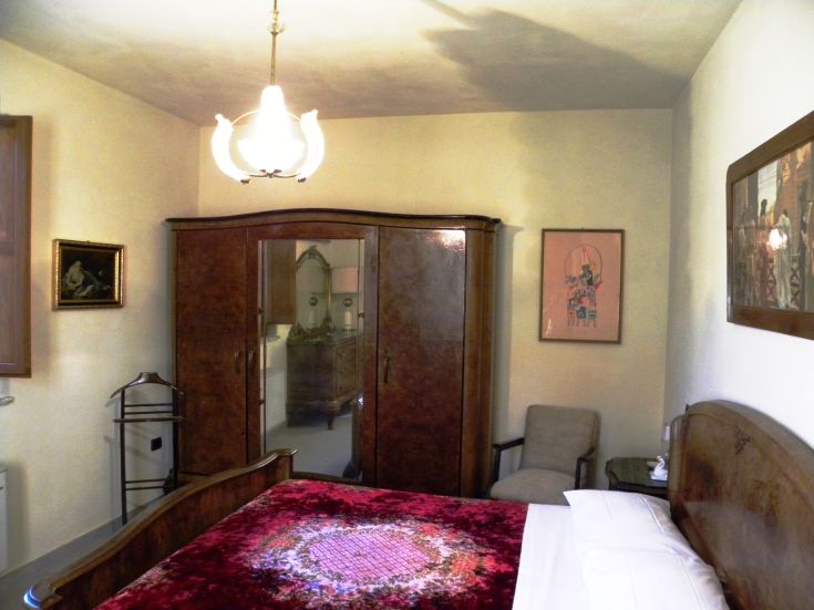Bedroom with classic furniture and a peaceful atmosphere, perfect for a comfortable stay.