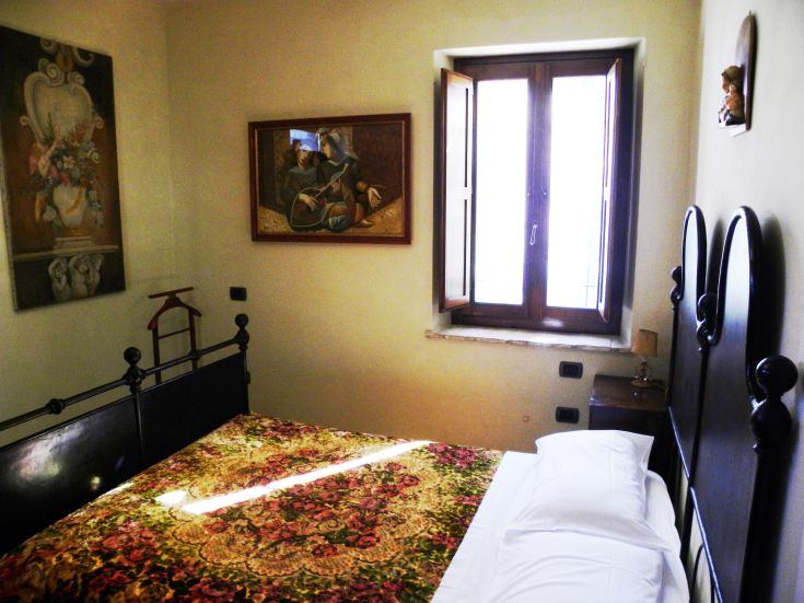 Simple and bright room with iron beds, decor, and a peaceful atmosphere. Perfect for a cozy stay.