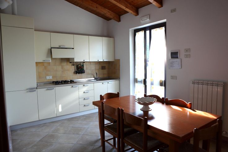 Cucina semplice di un agriturismo, adatta per la preparazione di pasti in compagnia.