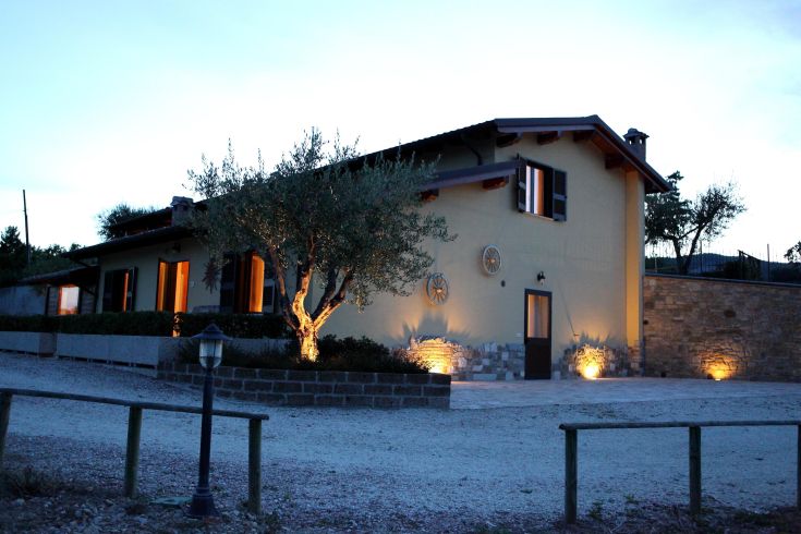 Agriturismo con appartamenti, giardino e piscina, immerso nella campagna umbra.
