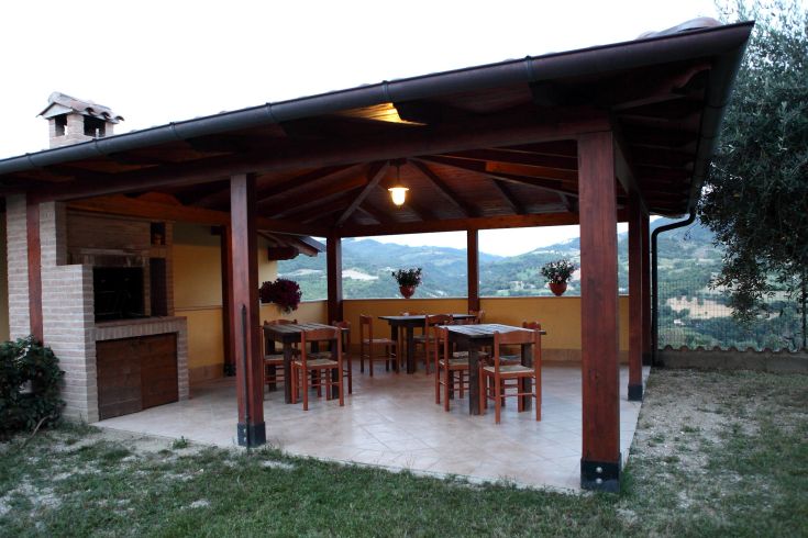 Spazio all'aperto piacevole e comodo, ideale per rilassarsi e godersi gli attimi di tranquillità.