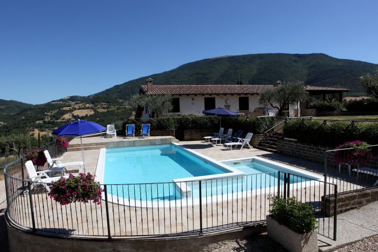 Agriturismo con piscina circondato dalla campagna, a breve distanza da Assisi.