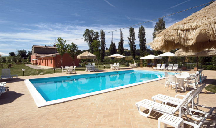 A building with a pool, surrounded by the nature of Umbria, perfect for families and groups of friends.