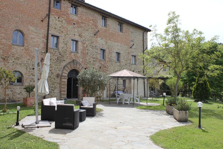 Rilassati in un tranquillo casale circondato dalla vegetazione con piscina all'aperto.