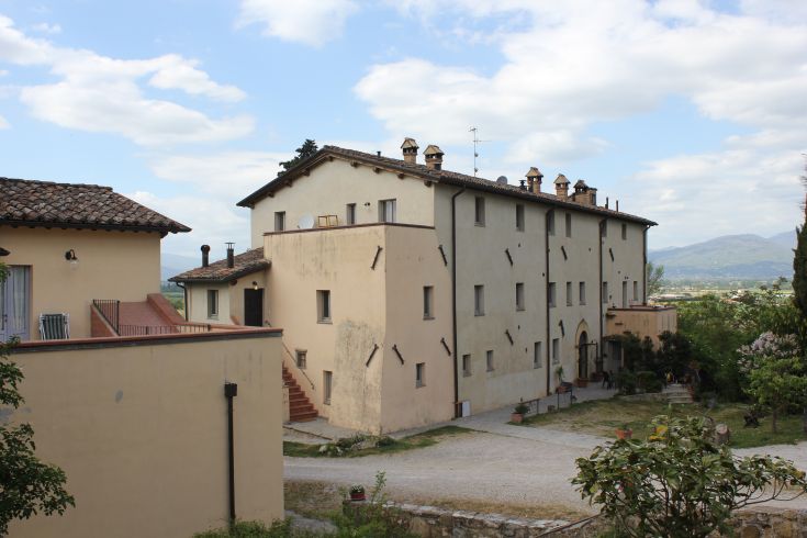 Un casale ristrutturato, circondato dal verde, con piscina e dotato di comfort moderni.