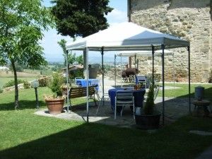 Gazebo immerso nel verde, perfetto per momenti di relax all'aperto.