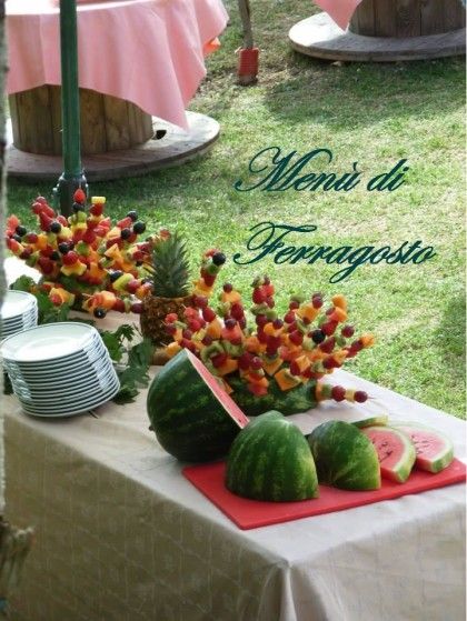 Un tavolo apparecchiato per Ferragosto con anguria e frutta di stagione.