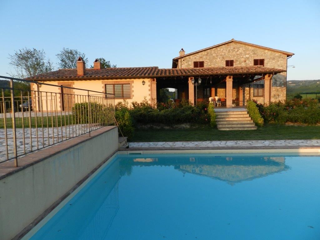 Agriturismo con piscina, immerso tra vigneti e uliveti tipici della campagna umbra.