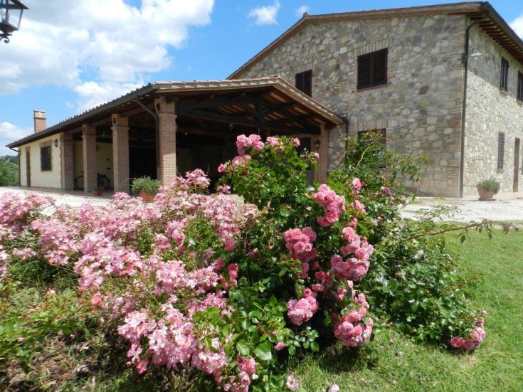 Ein Landhaus inmitten der Natur mit bunten Blumen und einem charakteristischen Gebäude.